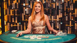မြန်မာကစားသမားများ Slots ဂိမ်းကစားနေသောမြင်ကွင်း